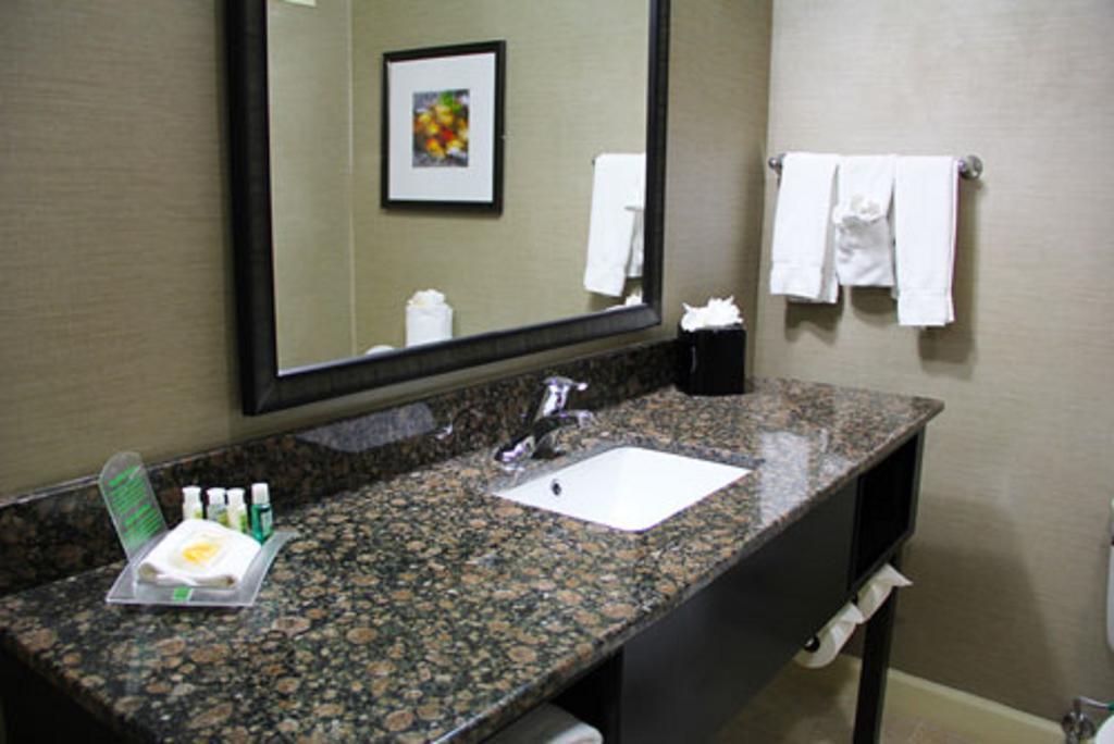 Holiday Inn Charlotte University By Ihg Ngoại thất bức ảnh